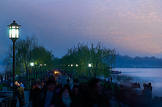 杭州,西湖,柳树,游客,游人,湖水,夕阳,路灯,灯柱,多云