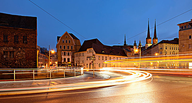 德国,萨克森安哈尔特,黃昏,光影,有轨电车,电车,后面,市场教堂,红色,塔