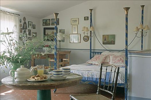 卧室,床,蓝色,金色,柱子,早餐,桌上,花