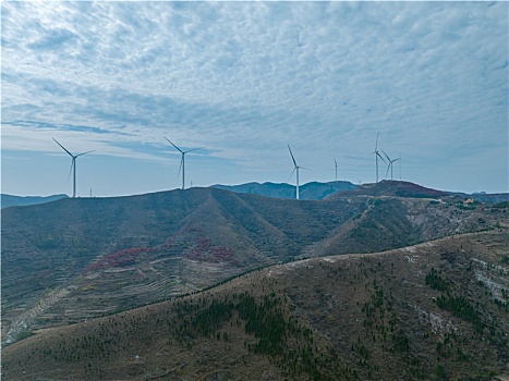 航拍济南章丘九顶山风车与红叶