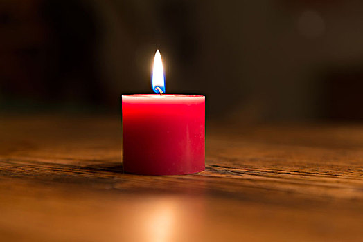 红色,蜡烛,木桌子