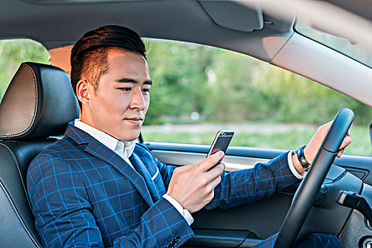 商務男士在車內打電話