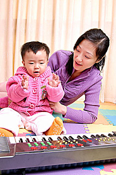 妈妈和女孩弹琴
