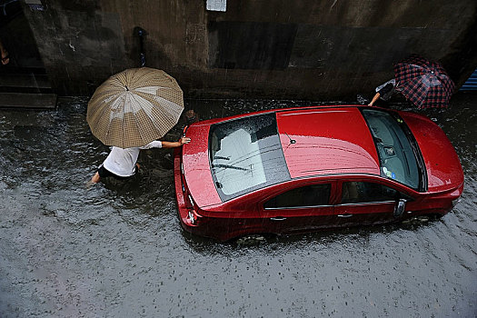 大雨积水后居民区道路中推车