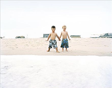 两个男孩,海滩