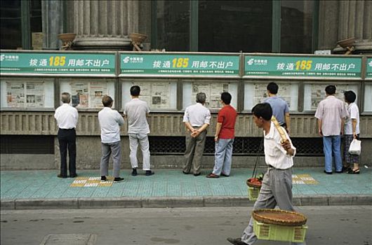 中国,上海,橱窗展示,报纸,男人,稻草,篮子,肩扛