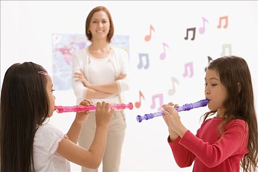 侧面,两个,女生,演奏,笛子,教师,站立,背景