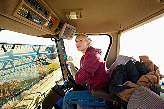 女性,农民,出租车,联合收割机,三个,山,艾伯塔省,加拿大