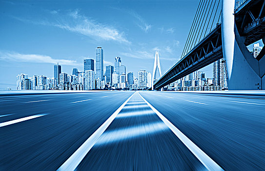 高速公路和现代城市天际线