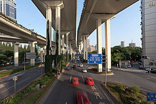 上海繁忙的成都路高架桥交通