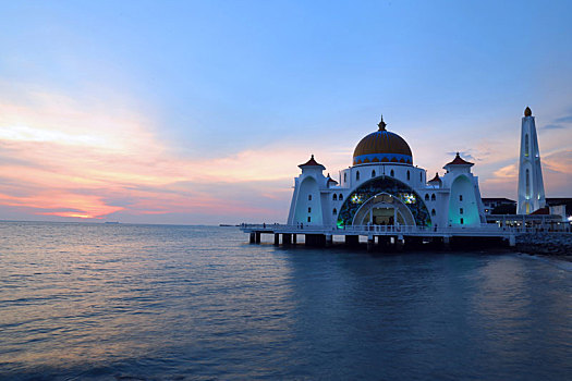 马来西亚马六甲海上清真寺日落风景