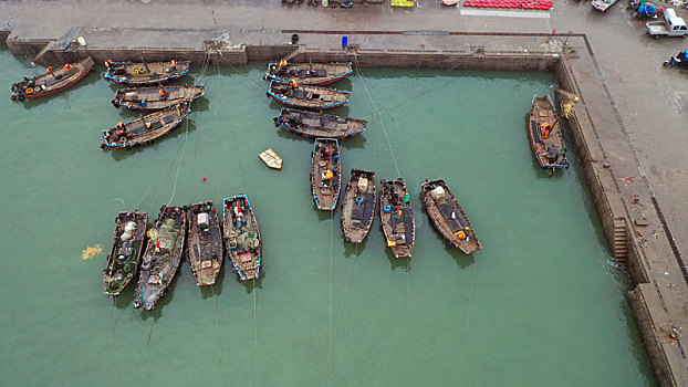 山东省日照市,航拍晨曦里的渔码头,渔民赶到渔船上准备出海捕捞