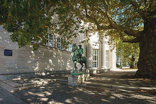 德国汉堡城市街头的雕像,阳光树荫里的雕塑
