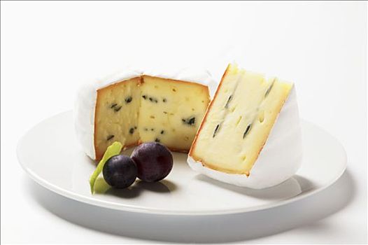 蓝纹奶酪,红葡萄,盘子
