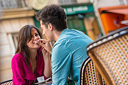 年轻,情侣,分享,蛋白杏仁饼干,街边咖啡,巴黎,法国
