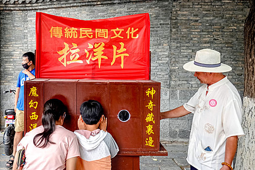 山东潍坊,青州古城非物质文化遗产表演,拉洋片