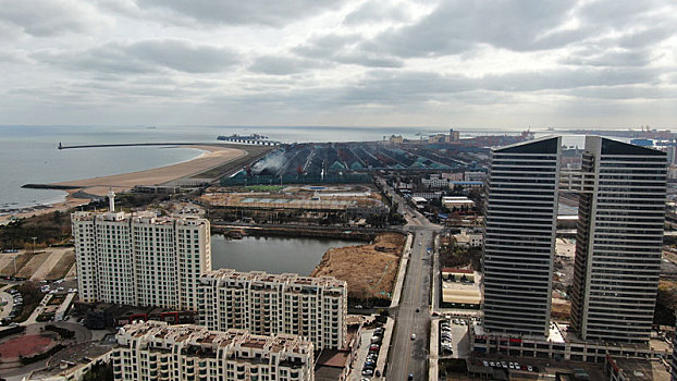 山东省日照市,百米高空俯瞰万平口风景区,蓝天白云掩映下的港城美不胜收