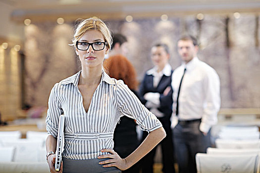 职业女性,站立,职员,背景,现代,鲜明,办公室,会议室
