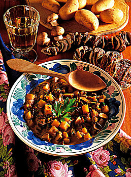 土豆,炖蘑菇,素食主义,炖,波兰,烹饪