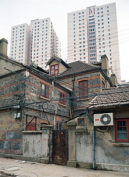 上海弄堂的老房子和背后的高楼
