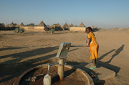 女孩,水,手,泵,联合国儿童基金会,露营,人,近郊,西部,达尔富尔,苏丹,十一月,2004年