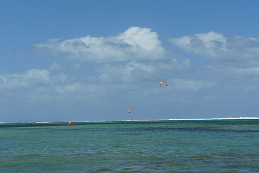 海上玩滑翔伞
