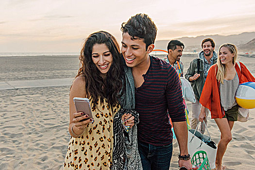 群体,朋友,走,海滩,年轻,情侣,看,智能手机