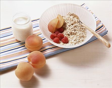 杏子,树莓,牛奶什锦早餐,酸奶