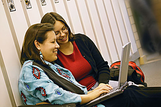 两个女人,工作,笔记本电脑