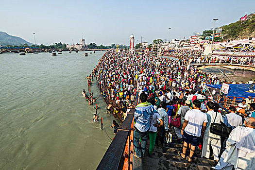 大量,朝圣,浴,河边石梯,神圣,恒河,北阿坎德邦,印度,亚洲