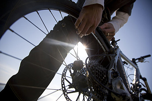 特写,一个,男人,手,检查,轮子,自行车