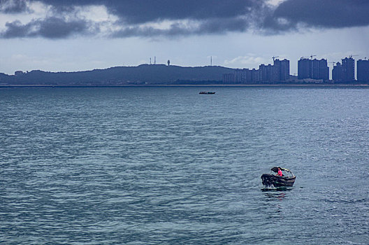 船坞,渔船,船,港口,码头户外,海岸,岸边,海边,沿岸,阴天,白天,乌云,雷云,多云,云,天气,气象,预警,停泊,停留,通行,目的地,旅行,休闲,旅游,水,水岸,滨水