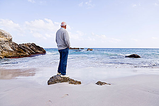 站立,男人,岩石上,向外看,海洋