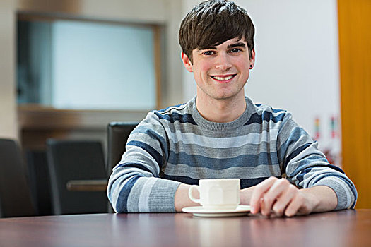 学生,坐,桌子,喝咖啡,微笑,大学,咖啡