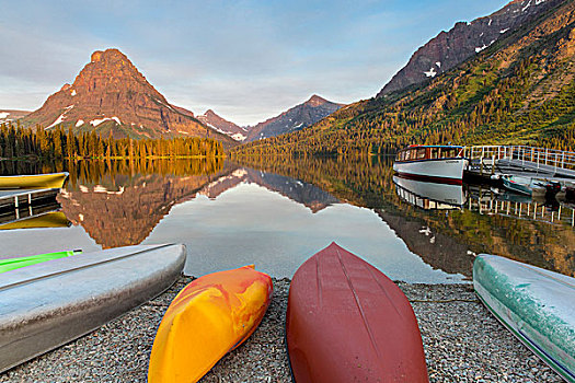 船,平静,早晨,两个,药湖,冰川国家公园,蒙大拿,美国