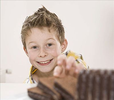 男孩,巧克力块,蛋糕