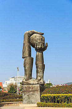 中国山东省青岛海滨天地之间雕塑