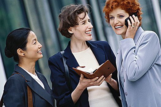 三个,职业女性,一个,拿着,时间表,手机