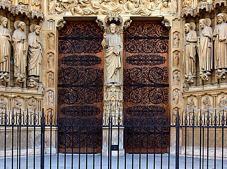 法国巴黎圣母院正门