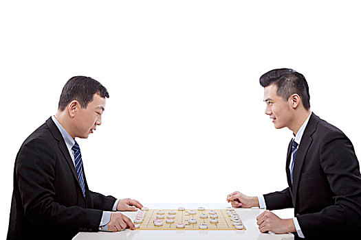 两个商务男士下中国象棋