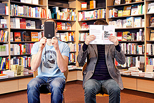 男人,拿着,电子,书本,阅读者,正面,脸,坐,旁侧,书店,雷根斯堡,巴伐利亚,德国,欧洲