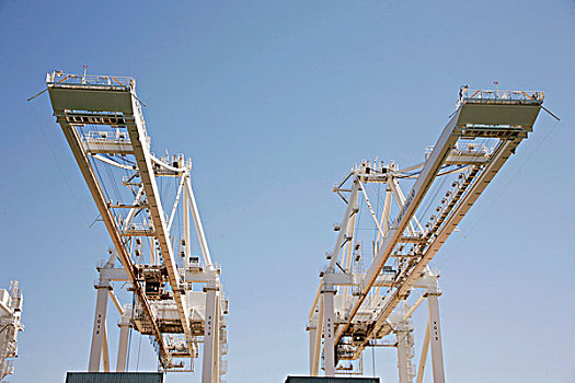 仰视,两个,起重机,商业码头,奥克兰,加利福尼亚,美国