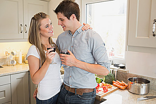 情侣,微笑,厨房,喝,红酒杯