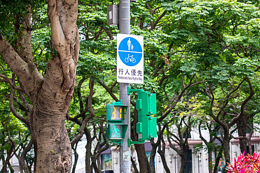 台湾台北独特的行人号志灯及行人优先告示