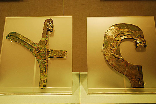 甘肃博物馆内人头形铜钩戟和铜虎纹钺