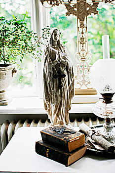 圣母玛利亚,小雕像,古物,书本,靠近,灯,正面,窗户