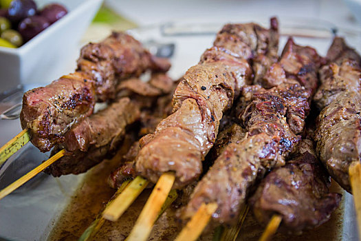 特写,烤串,羊羔肉,肉,木串,白色背景,盘子