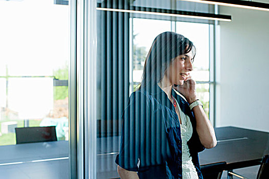 职业女性,智能手机,后面,玻璃墙