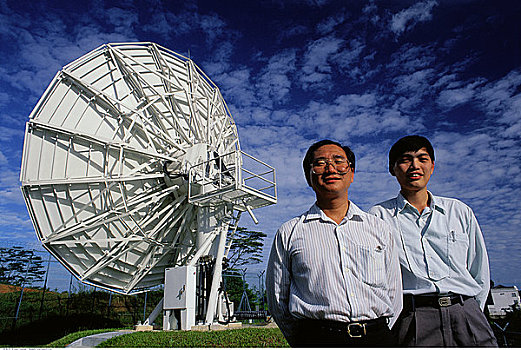 肖像,两个,男性,站立,碟形卫星天线,新加坡