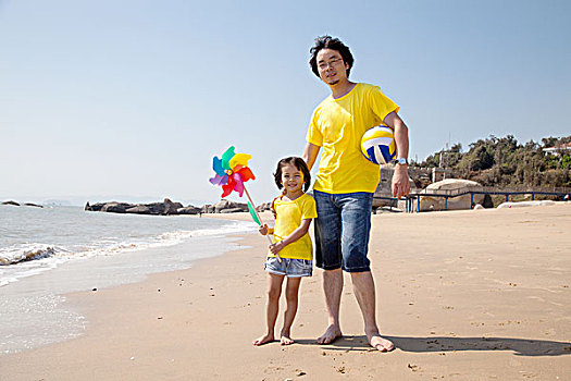父亲和女儿在沙滩玩耍